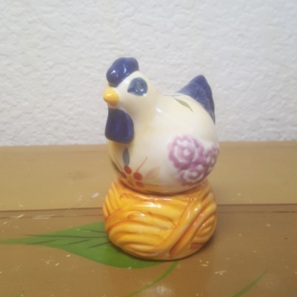 TEMP-TATIONS chicken  salt and pepper shakers